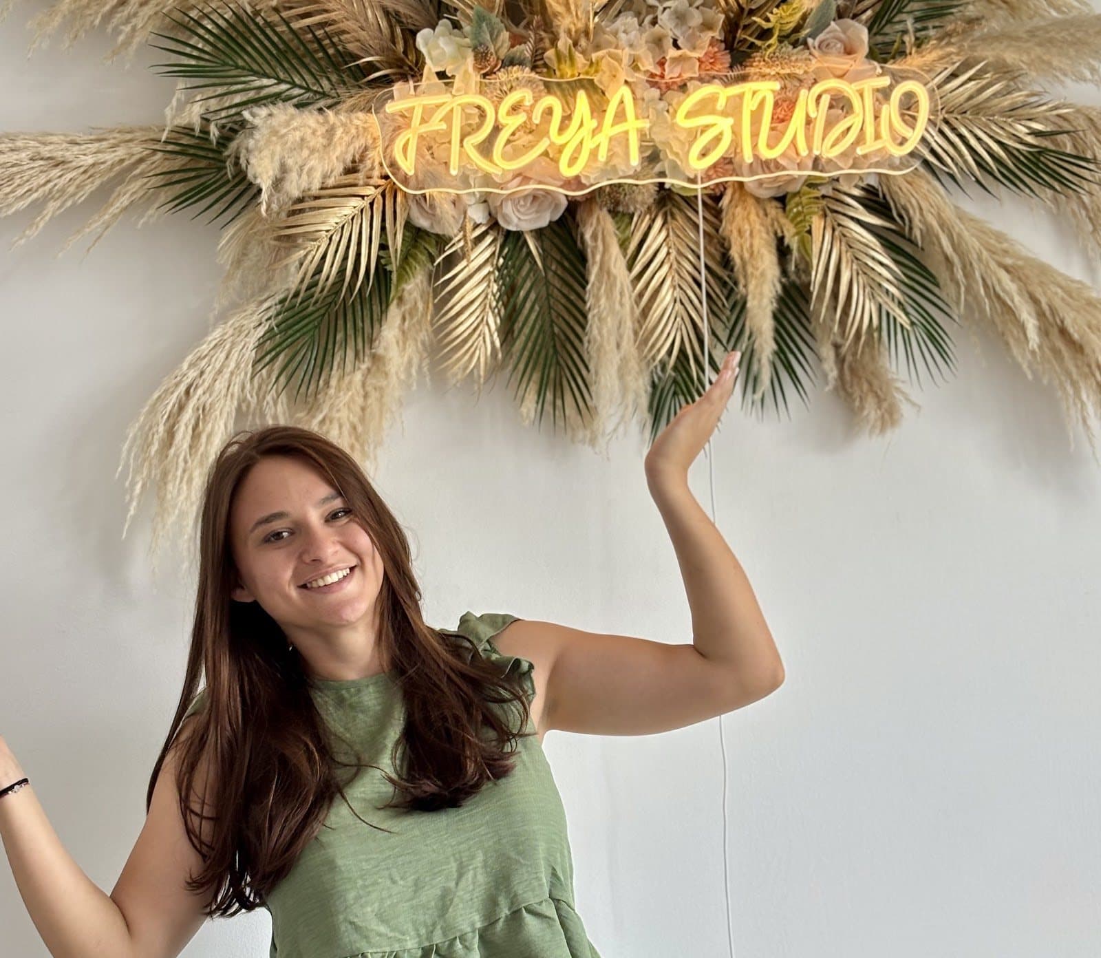 Specialistă Freya Head Spa zâmbind în studio