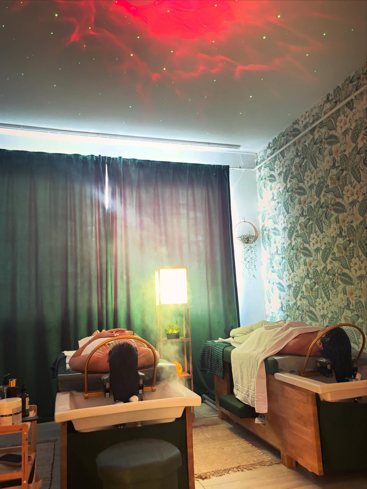 Paturi de masaj verzi într-o cameră spa cu lumină ambientală