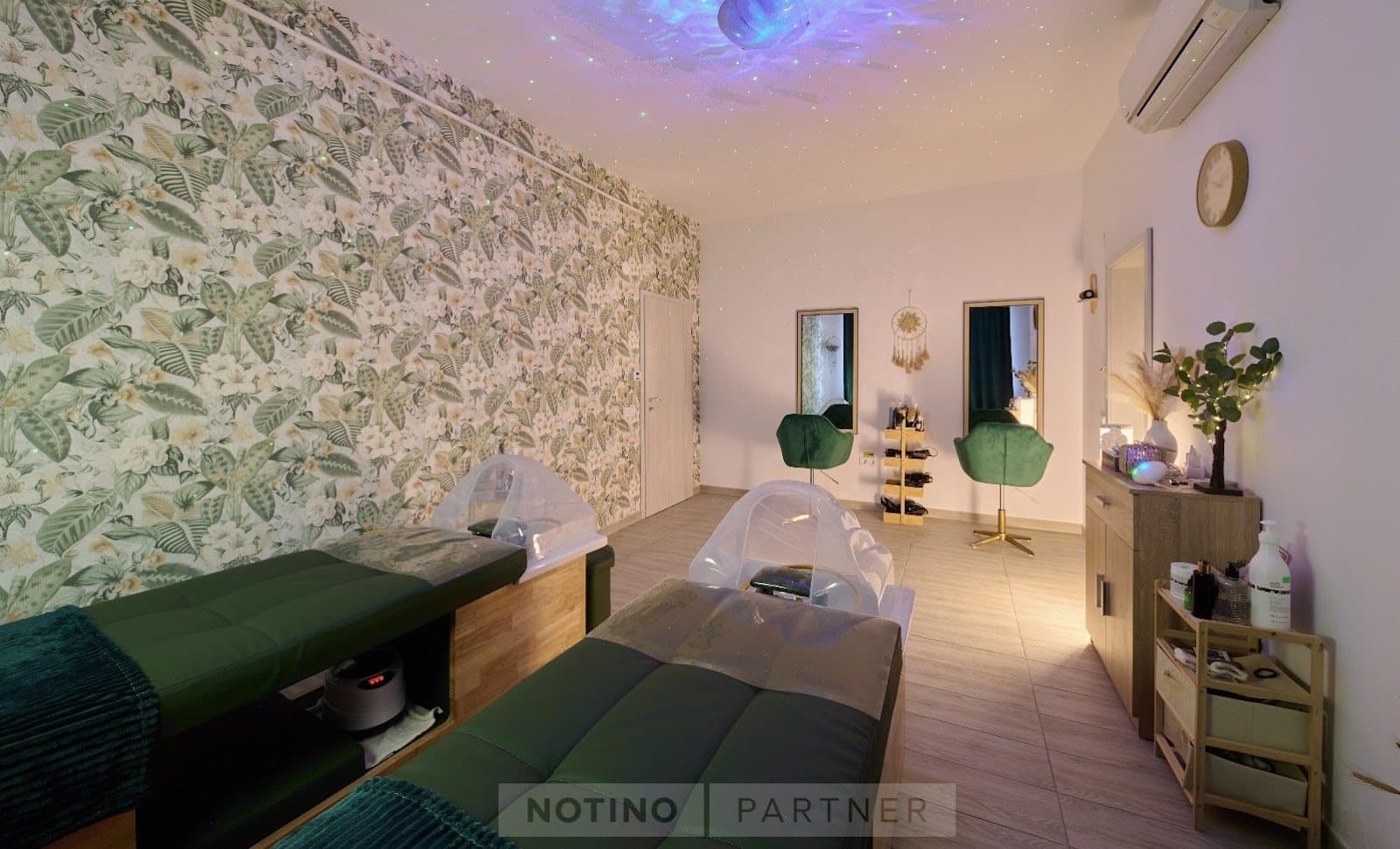 Paturi de tratament spa cu decor floral pe perete
